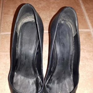 Annonce dominatrice a Hirson chaussures noires a talons usees sur