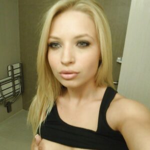 Annonce rencontre a Rochefort femme aux seins menus et silhouette discrete regard naturel et pose simple 2