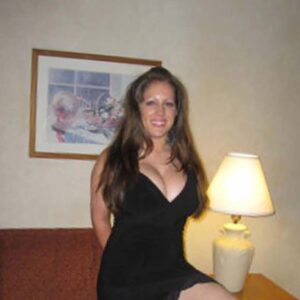 Annonce sexe Bar le Duc femme au decollete profond et robe noire