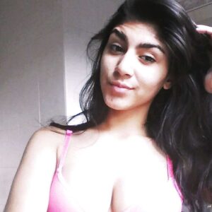 Aubagne jeune femme poitrine apparente souriante cheveux longs noirs