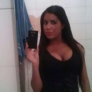 Beurette a Cluses decollete profond poitrine genereuse regard intense peau claire cheveux noirs longs 2