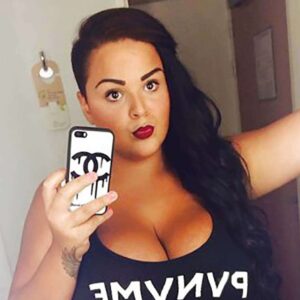 Beurette a Dijon en haut noir selfie poitrine pulpeuse sourire doux 2