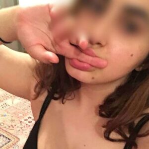 Beurette a Mazamet sensuelle langue sortie gros seins visibles decollete marque et regard suggestif photo proche joueuse et provocante 2