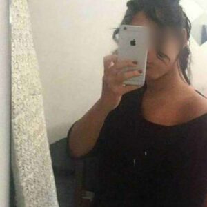 Beurette a Rennes poitrine genereuse decollete naturel charme detendu souriante yeux noirs cheveux longs ondules 2