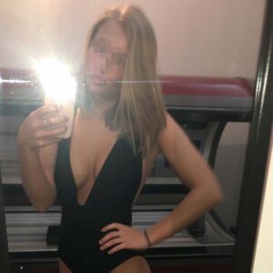 Boulogne sur Mer jeune femme blonde mince poitrine genereuse decollete sexy