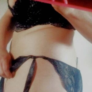 Chienne de Joue les Tours en tenue sexy et provocante seins pleins dentelle noire revelant son corps et tenant objet rose pres de sa zone intime 2