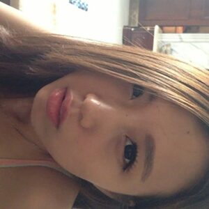 Dominatrice elegante a Gap poitrine genereuse et decollete visible cheveux longs chatains regard captivant et sur de soi 2