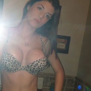 Femme Drancy poitrine genereuse en soutien gorge leopard debout de profil