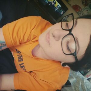 Femme Metz ronde avec ventre ventrue silhouette douce et positions