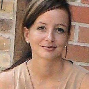 Femme Mulhouse elegante poitrine genereuse regard invitant a lechange intime