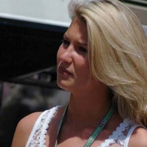 Femme a Bar le Duc avec poitrine genereuse en decollete blanc