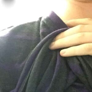 Femme a Champigny sur Marne avec epaule nue et peau claire tendre