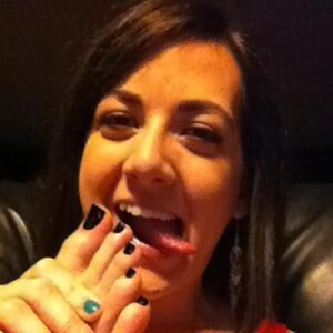 Femme a Dijon fetichisme pieds vernis noir charme naturel poigne feminine peau claire eclatante silhouette sensuelle avec poitrine genereuse levres pleines invitantes 2