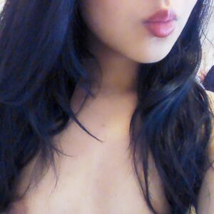 Femme a Limoges avec poitrine genereuse et levres pulpeuses naturelles