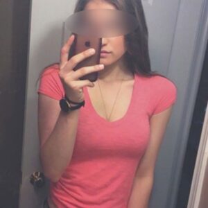 Femme a Montpellier avec poitrine proeminente en t shirt rose selfie