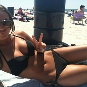 Femme a Montpellier ventre plat et seins proeminents visibles