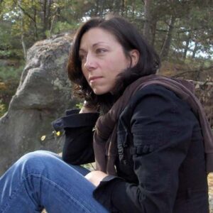 Femme a Rodez allure naturelle poitrine genereuse visible sous veste