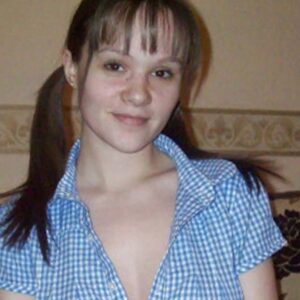 Femme a Rodez poitrine genereuse devoilee regard clair et franc