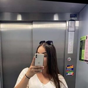 Femme a Tours peau claire poitrine genereuse decollete marque devoilant