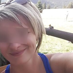 Femme blonde 45 ans sourire naturel balcon Montpellier cheveux courts