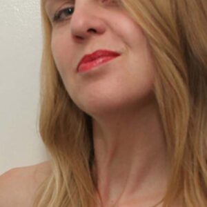 Femme blonde cheveux longs souriante profil Saint Nazaire peau claire levres