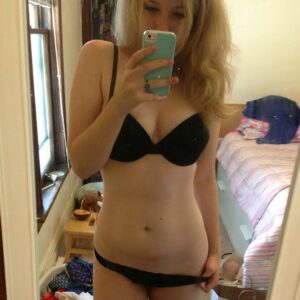 Femme blonde lingerie noire Amiens seins genereux ventre plat hanches