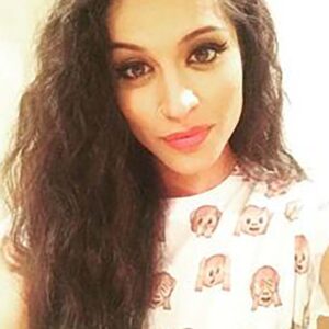 Femme brune avec poitrine genereuse posant a Venissieux regard assure