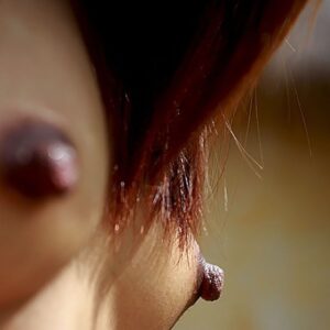 Femme cherche homme a Carcassonne sein proeminent et mamelon marque