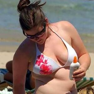 Femme cherche homme a Lyon bikini blanc poitrine et hanches