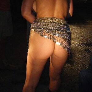 Femme de dos fesses exposees jupe courte leopard corps athletique