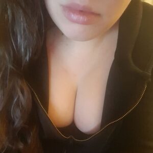 Femme divorcee Bourg en Bresse decollete genereux devoilant seins volumineux veste noire ouverte regard naturel bouche entrouverte expression douce et seduisante 2
