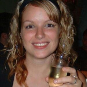 Femme dominatrice Saint Martin de Crau blonde aux courbes genereuses decollete marque et allure elegante 2