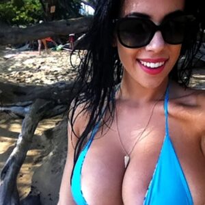 Femme en bikini bleu turquoise souriante a Dunkerque gros seins