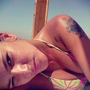 Femme en maillot rose fluo a Issy les Moulineaux poitrine proeminente devoilee