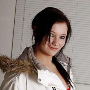 Femme jeune avec poitrine genereuse vertigineuse a Colombes peau claire