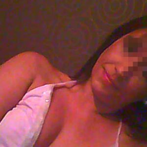 Femme mature a Nimes seins nus proeminents exposes dans chemise