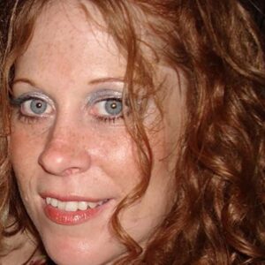 Femme mature rousse avec taches de rousseur a Reims visage