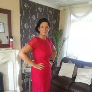 Femme mure a Nevers en robe rouge poitrine genereuse et