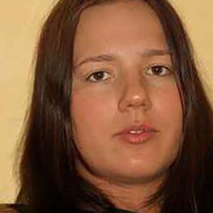 Femme nue a Villeneuve dAscq avec seins ronds et doigts sur