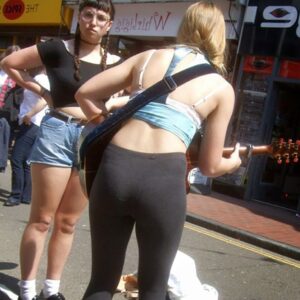 Femme sexuellement disponible Saint Brieuc silhouette fine courbes marquees et fesses toniques visibles 2