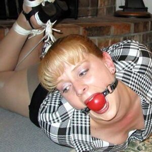 Femme soumise attachee a Bar le Duc poitrine genereuse et jambes ligotees habillee sexy et provocante 2