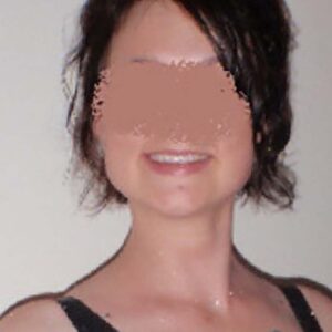 Femme souriante avec gros seins en decollete noir a Paris