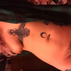 Femme tatouee avec seins volumineux torse decouvert Ajaccio peau claire