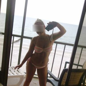 Femme totalement en bikini rose et blanc a Nimes seins