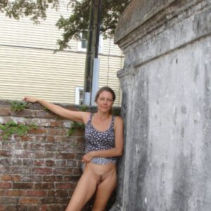 Femme travailleuse a Champigny sur Marne gros seins visibles et pubis naturel