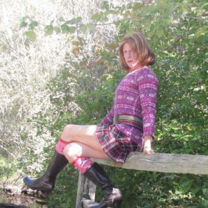 Femme travesti a Champigny sur Marne poitrine genereuse et jambes fines visibles