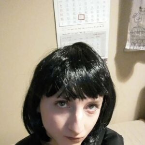 Femme travesti a La Rochelle avec poitrine proeminente et maquillage