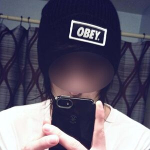 Homme Hirson selfie bonnet noir t shirt blanc cheveux sombres mi longs