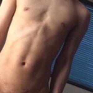 Homme Saint Denis torse mince et muscle peau claire visible