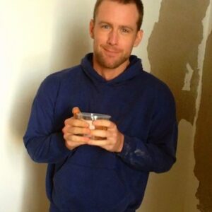 Homme a Abbeville regard bleu avec barbe courte silhouette sous